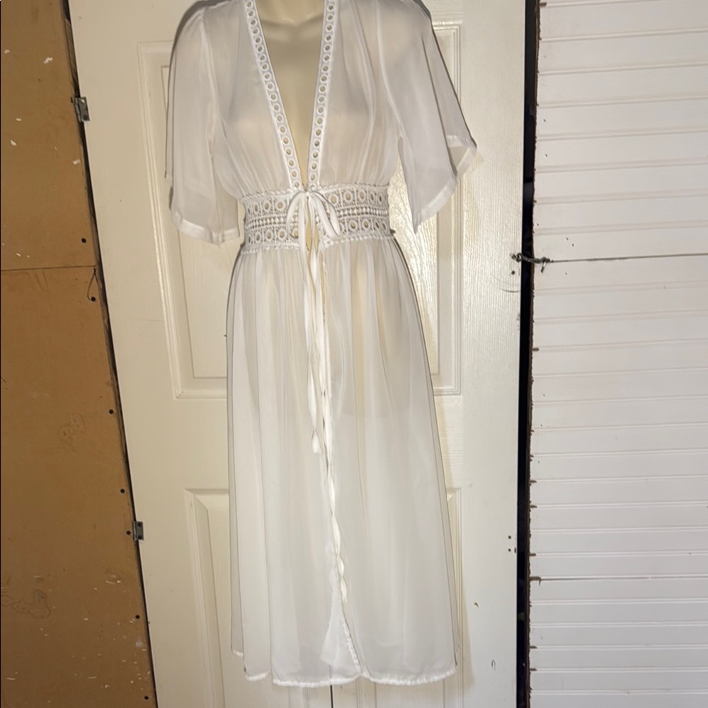 Elegant White Lace Trim Robe